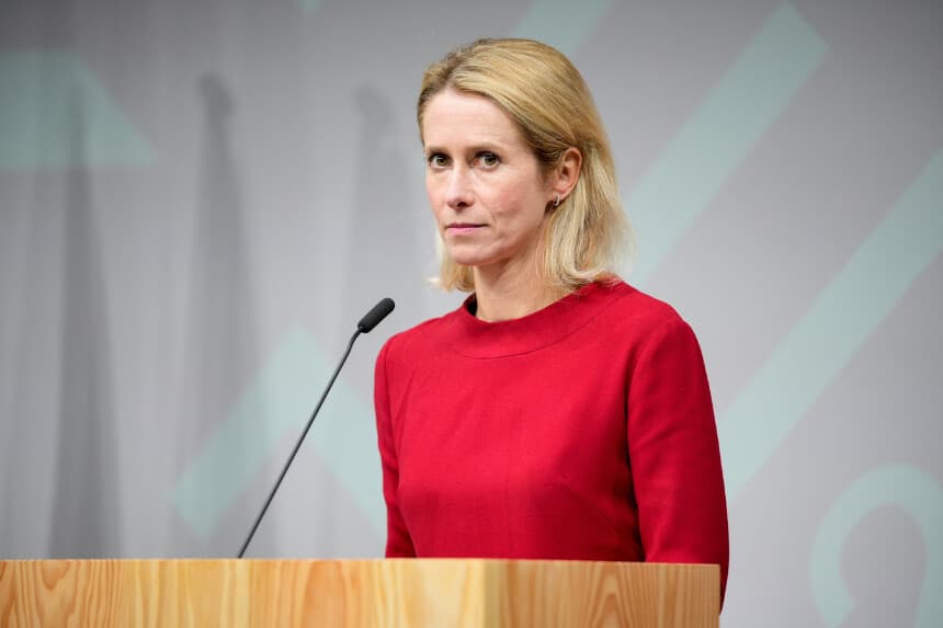 La alta representante de la UE y vicepresidenta de Asuntos Exteriores y Política de Seguridad, Kaja Kallas (derecha), estrecha la mano del ministro de Asuntos Exteriores chino, Wang Yi, durante una reunión celebrada en el marco del 13.º Diálogo Estratégico UE-China, en Bruselas, el 2 de julio de 2025. (François Walschaerts/ AFP vía Getty Images).