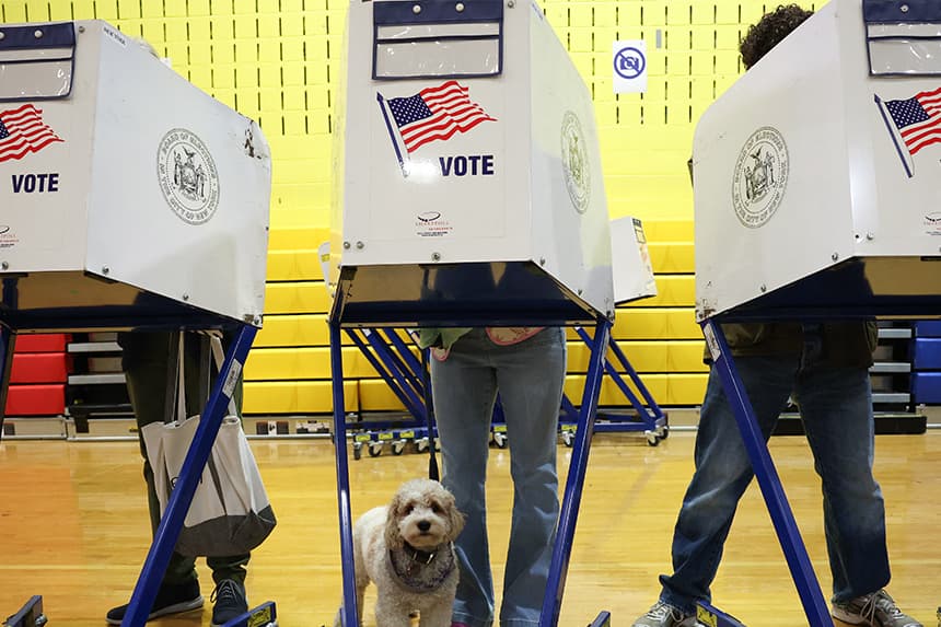 La gente vota en un centro electoral en la Escuela Preparatoria de Arte y Diseño del distrito de Manhattan, en la ciudad de Nueva York, el 4 de noviembre de 2025. (TIMOTHY A. CLARY/AFP a través de Getty Images)