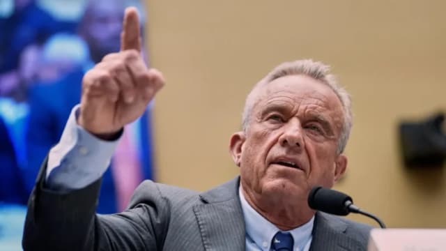 El secretario de Salud, Robert F. Kennedy Jr., testifica durante una audiencia del Comité de Energía y Comercio de la Cámara de Representantes en Washington el 24 de junio de 2025. Foto: Mariam Zuhaib/AP

