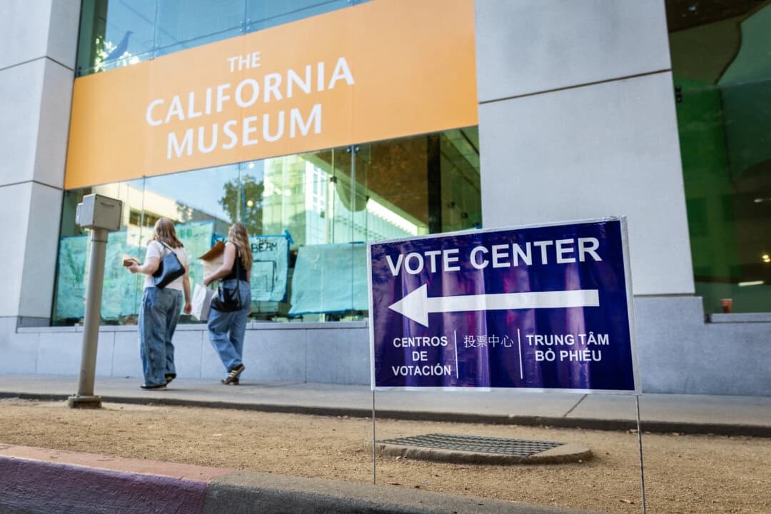 Personas pasan frente a un centro de votación en el Museo de California en Sacramento, California, el 1 de noviembre de 2025. (John Fredricks/The Epoch Times)