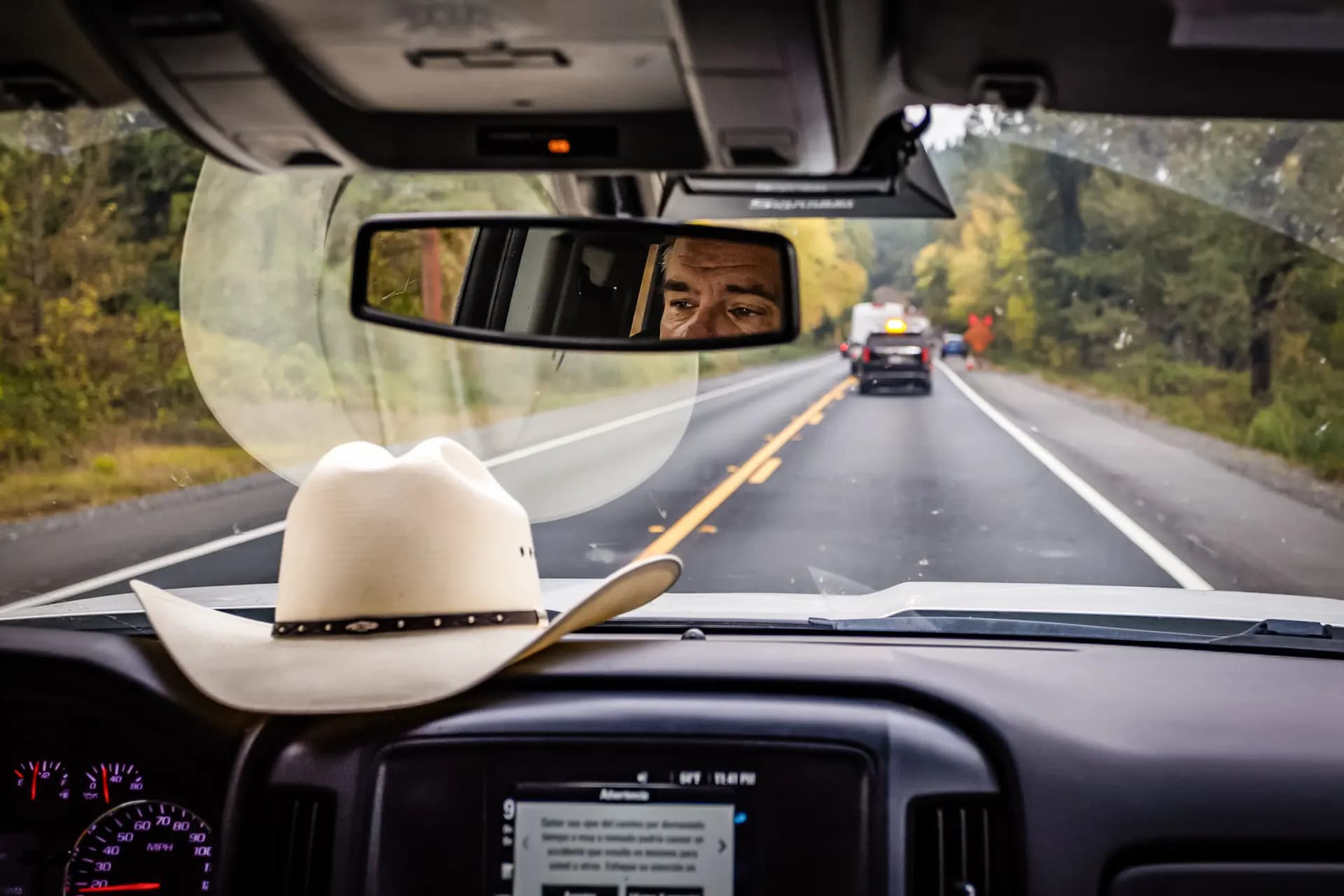<em>El sheriff del condado de Mendocino, Matthew Kendall, patrulla en las afueras de Covelo, California, el 9 de octubre de 2025. Los cárteles mexicanos y los delitos relacionados son un grave problema en el condado. Kendall dice que los cultivos ilegales de marihuana en tierras tribales son uno de los problemas más serios. (John Fredricks/TheEpoch Times)</em>
