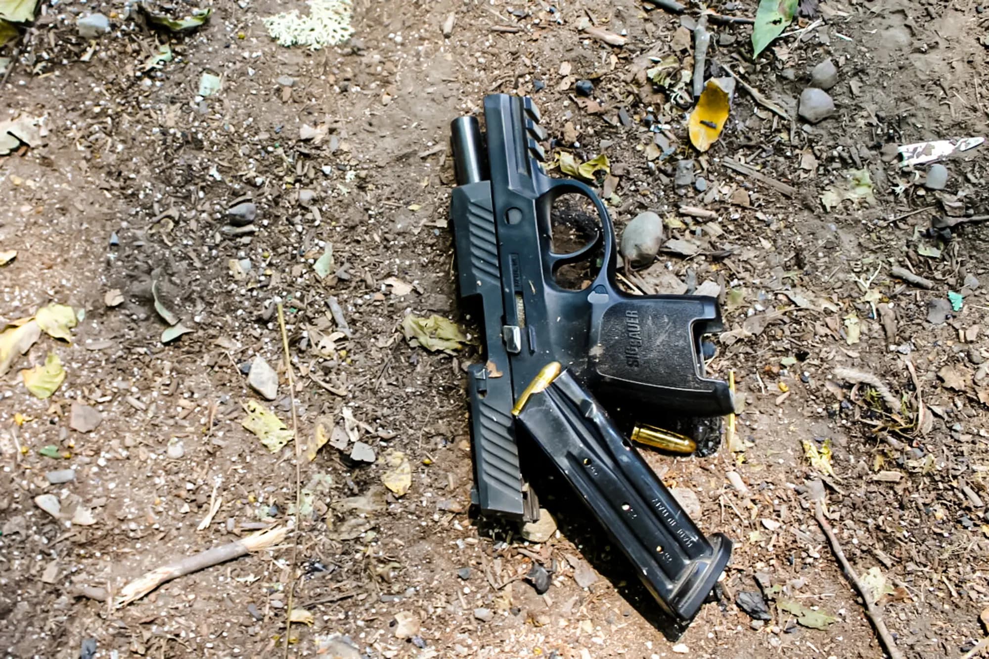 <em>Un arma de fuego fue decomisada por el Departamento del Sheriff del Condado de Mendocino durante una redada en un cultivo ilegal de cannabis en el norte de California. Desde que el gobernador Gavin Newsom creó el Grupo de Trabajo Unificado para el Control del Cannabis en 2022, se han ejecutado 47 órdenes de allanamiento en el Condado de Mendocino, lo que ha derivado en cuatro arrestos y la incautación de 54 armas de fuego y plantas de marihuana y cannabis cosechado con un valor estimado de 65 mil millones de dólares, según el Departamento de Control del Cannabis. (Imagen cortesía del Departamento del Sheriff del Condado de Mendocino)</em>
