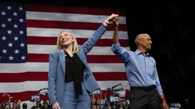 El expresidente de Estados Unidos Barack Obama (der.) y la candidata demócrata a la gobernatura de Virginia, la exrepresentante Abigail Spanberger (izq.), levantan los brazos juntos durante un mitin de campaña en el Chartway Arena de Norfolk, Virginia, el 1 de noviembre de 2025. (Win McNamee/Getty Images)