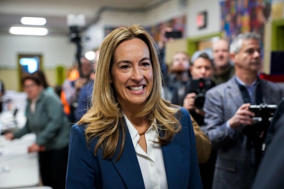 La candidatura democrática a la gubernatura de Nueva Jersey, la representante federal Mikie Sherrill (D-NJ), llega a Montclair, Nueva Jersey, para votar el 4 de noviembre de 2025. (Eduardo Muñoz Álvarez/Getty Images)
