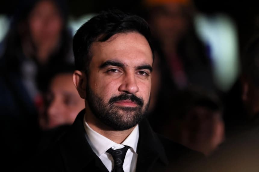 El candidato a la alcaldía de Nueva York, Zohran Mamdani, asiste a un acto de campaña en el parque infantil Dutch Kills, en el barrio de Astoria, Queens, Nueva York, el 3 de noviembre de 2025. (Michael M. Santiago/Getty Images)