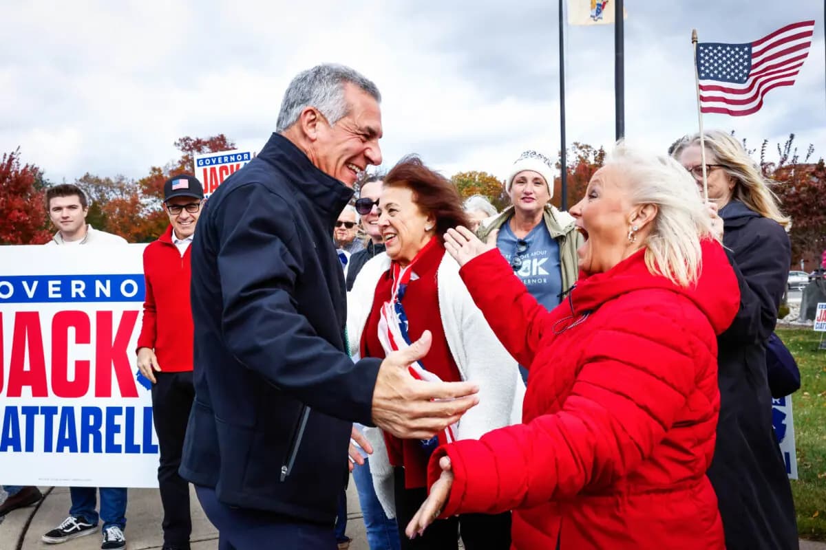 <em>El candidato republicano a gobernador de Nueva Jersey, Jack Ciattarelli, salud a sus simpatizantes durante la votación anticipada en Bridgewater, Nueva Jersey, el 31 de octubre de 2025. Ciattarelli se enfrenta a la representante demócrata Mikie Sherrill (D-NJ) en una reñida contienda por la gubernatura de Nueva Jersey el 4 de noviembre. (Kena Betancur/Getty Images)</em>