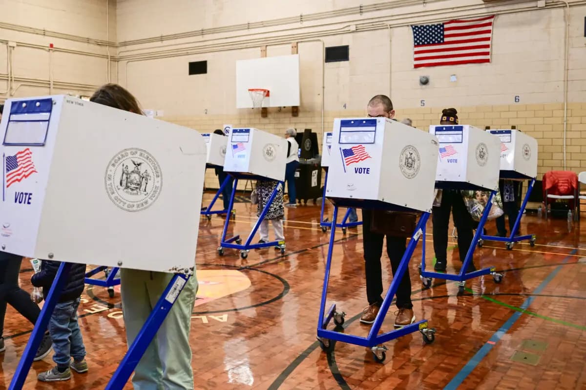 La gente vota en las elecciones a la alcaldía de la ciudad de Nueva York el 4 de noviembre de 2025. (Adhiraj Chakrabarti para The Epoch Times)