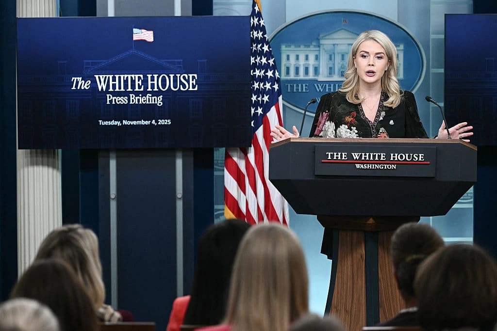 La secretaria de prensa de la Casa Blanca, Karoline Leavitt, habla durante una rueda de prensa en la Sala de Prensa Brady de la Casa Blanca, el 4 de noviembre de 2025. (Brendan Smialowski/AFP vía Getty Images)