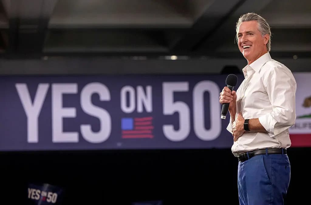 El gobernador de California, Gavin Newsom, habla en un evento de voluntarios "Sí a la Proposición 50" en el Centro de Convenciones de Los Ángeles el 1 de noviembre de 2025. (Jill Connelly/Getty Images)