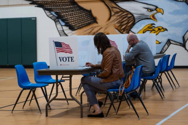 Un centro de votación en la escuela primaria Emerick durante las elecciones generales en Purcellville, Virginia, el 4 de noviembre de 2025. (Madalina Kilroy/The Epoch Times)