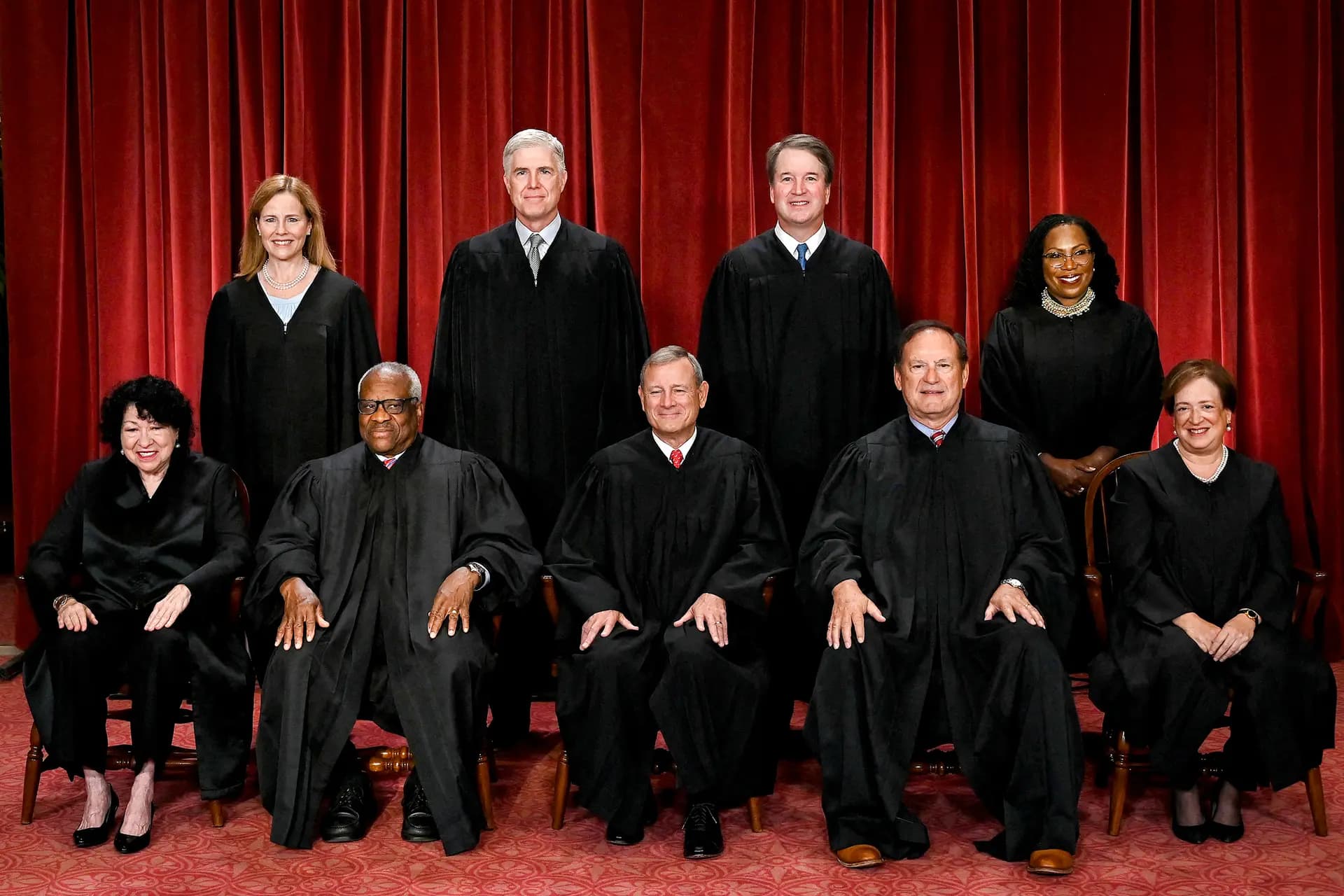 Los jueces de la Corte Suprema posan para una foto oficial en la corte de Washington el 7 de octubre de 2022. Se espera que la corte revise varias sentencias de cortes inferiores que consideraron ilegales los aranceles de Trump. (Olivier Douliery/AFP vía Getty Images).