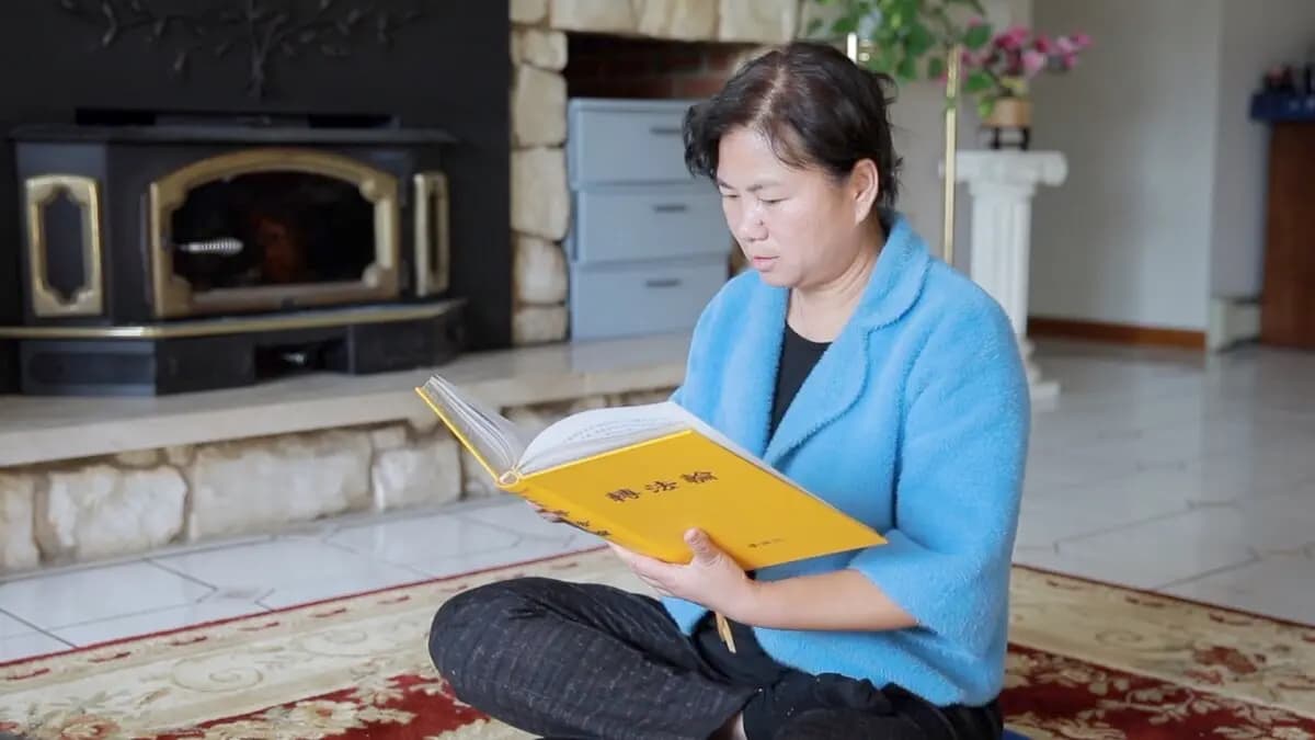 Geng Jiping lee "Zhuan Falun", el texto principal de Falun Gong. (NTD).