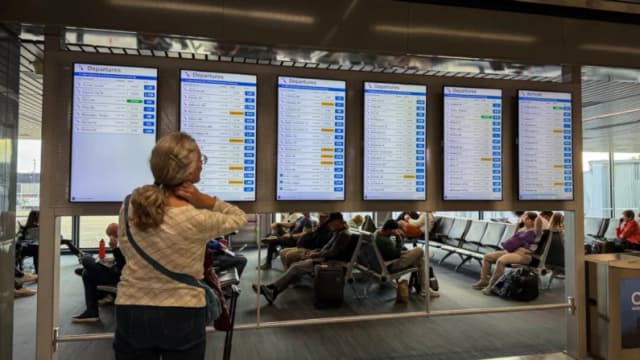 FAA recorta 10% el tráfico aéreo en 40 aeropuertos clave por cierre gubernamental y seguridad