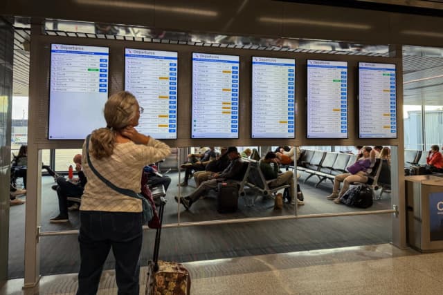 FAA recorta 10% el tráfico aéreo en 40 aeropuertos clave por cierre gubernamental y seguridad