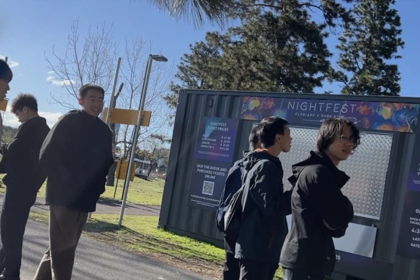 Un grupo de jóvenes chinos acusados ​​de burlarse de practicantes de Falun Gong mientras se grababan a sí mismos en el Festival Floriade de Canberra, Australia, el 20 de septiembre de 2025. (Fotografía cortesía de Nancy Dong)