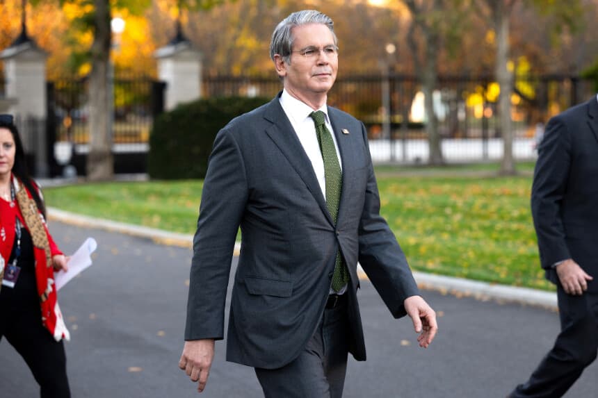 El secretario del Tesoro, Scott Bessent, frente al ala oeste de la Casa Blanca el 5 de noviembre de 2025. (Saul Loeb/AFP).