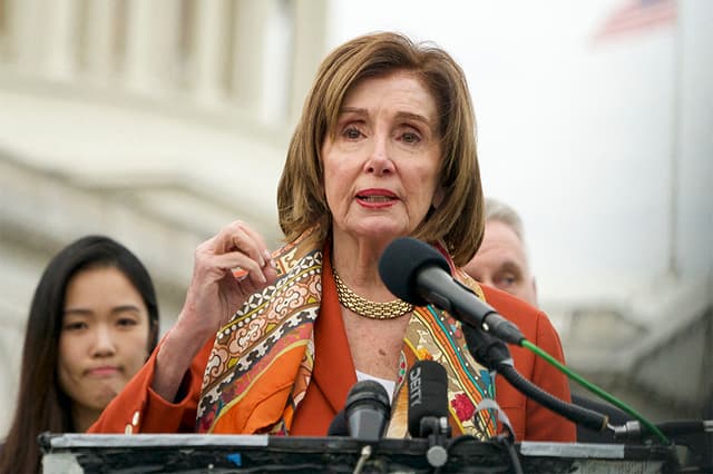 La congresista estadounidense Nancy Pelosi anuncia su retiro