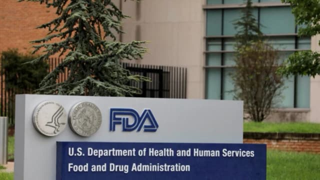 Máximo responsable de regulación de medicamentos de la FDA dimite tras unas semanas en el cargo