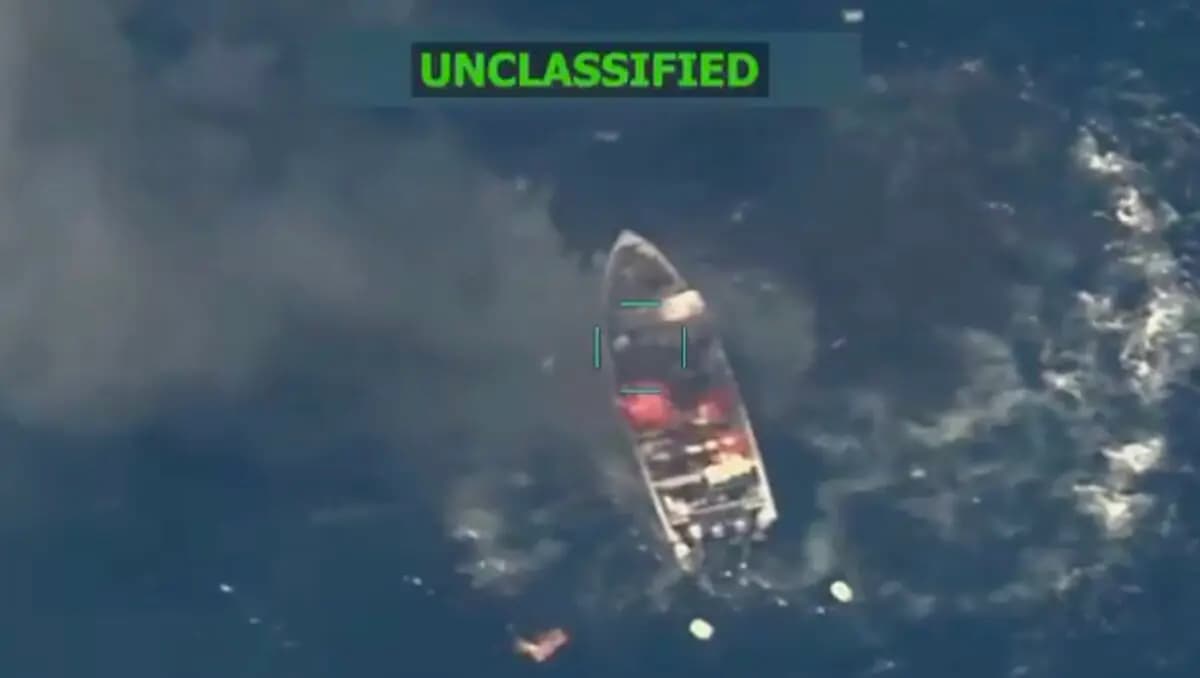 <em>Fotograma de una ataque a un presunto barco narcotraficante en el Pacífico Oriental el 29 de octubre de 2025. (@SecWar/X)</em>