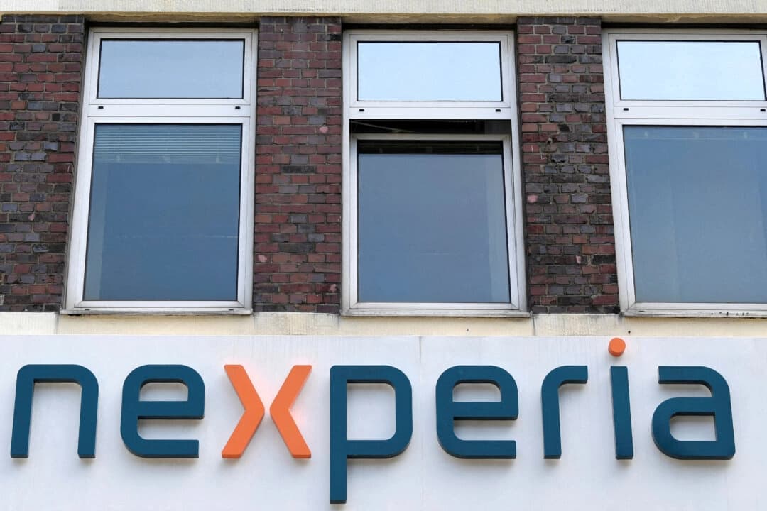 El logotipo de la empresa china de semiconductores Nexperia en Hamburgo, Alemania, el 27 de junio de 2024. (Fabian Bimmer/Reuters)
