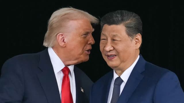 El presidente de EE. UU., Donald Trump (izquierda), habla con el presidente de China, Xi Jinping, mientras se dan la mano tras sus conversaciones en la base aérea de Gimhae, en Busan, el 30 de octubre de 2025. (Foto de ANDREW CABALLERO-REYNOLDS / AFP) (Foto de ANDREW CABALLERO-REYNOLDS/AFP a través de Getty Images)