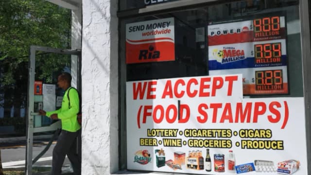 Estados de EE. UU. informan que la gente comienza a recibir los cupones de alimentos de noviembre