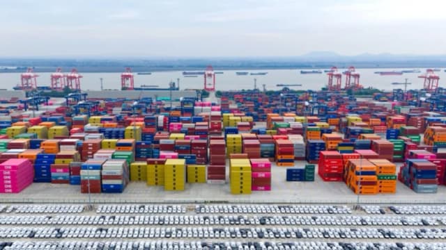 Automóviles listos para su exportación en el puerto de Nanjing, provincia de Jiangsu, China, el 6 de noviembre de 2025. (STR/AFP vía Getty Images)