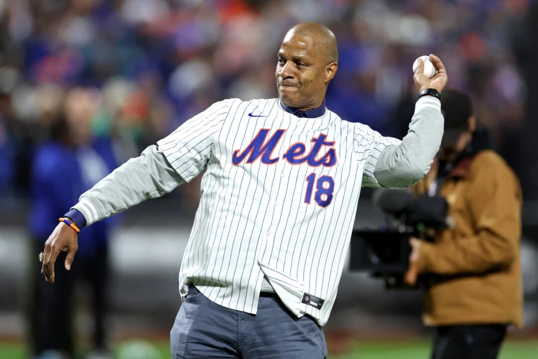 El exjugador de los Mets de Nueva York, Darryl Strawberry, realiza el lanzamiento ceremonial de la primera bola antes del tercer partido de la Serie de Campeonato de la Liga Nacional entre los Dodgers de Los Ángeles y los Mets de Nueva York en el Citi Field de la ciudad de Nueva York el 16 de octubre de 2024. (Sarah Stier/Getty Images)
