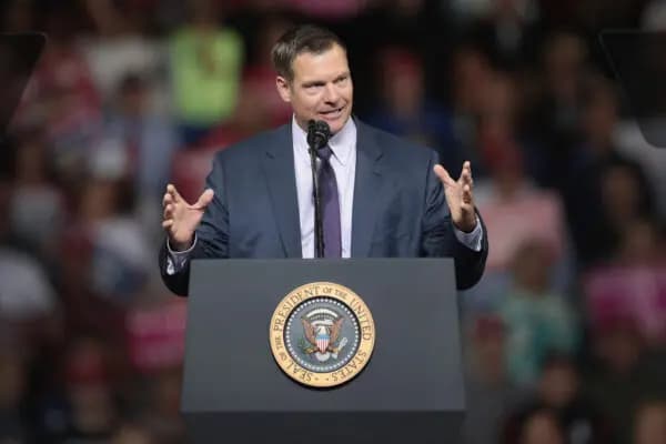 El fiscal general de Kansas, Kris Kobach, habla en un mitin en Topeka el 6 de octubre de 2018, cuando era secretario de Estado. (Scott Olson/Getty Images)