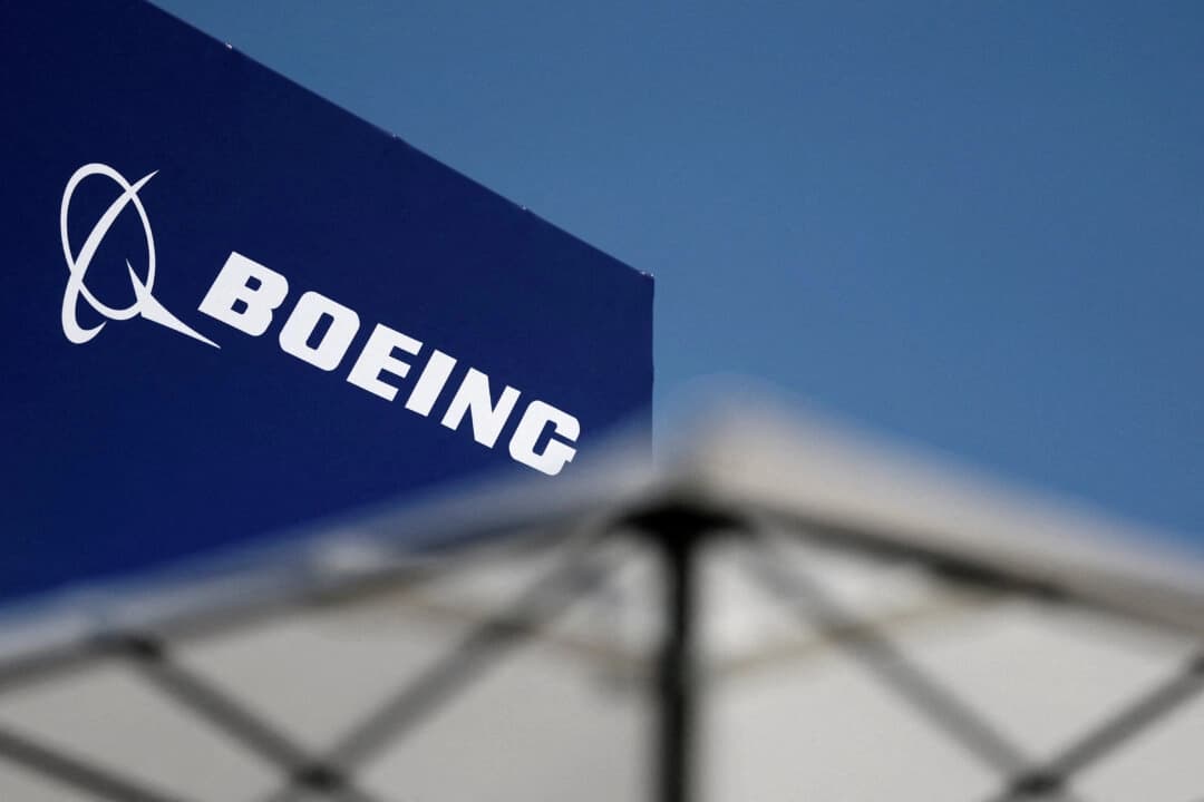 El logotipo de Boeing se puede ver en el 55o Salón Aeronáutico Internacional de París, celebrado en el aeropuerto de Le Bourget, cerca de París, Francia, el 20 de junio de 2025. (Benoit Tessier/Pool vía Reuters)
