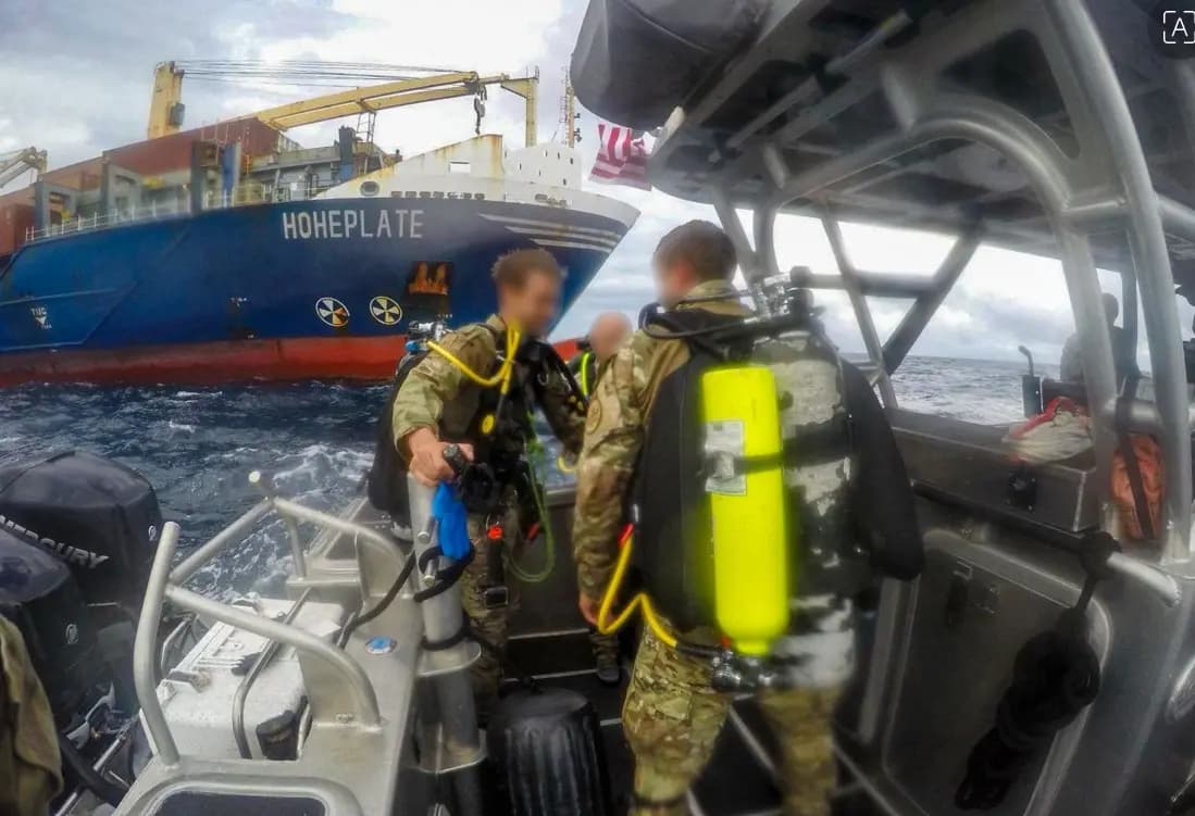 Los buzos BORSTAR de la Patrulla Fronteriza de EE. UU. se acercan al Hoheplate, un buque portacontenedores registrado en Antigua y Barbuda, en el puerto de Miami, Florida, el 23 de septiembre de 2025. (Cortesía de la Patrulla Fronteriza de EE. UU.)