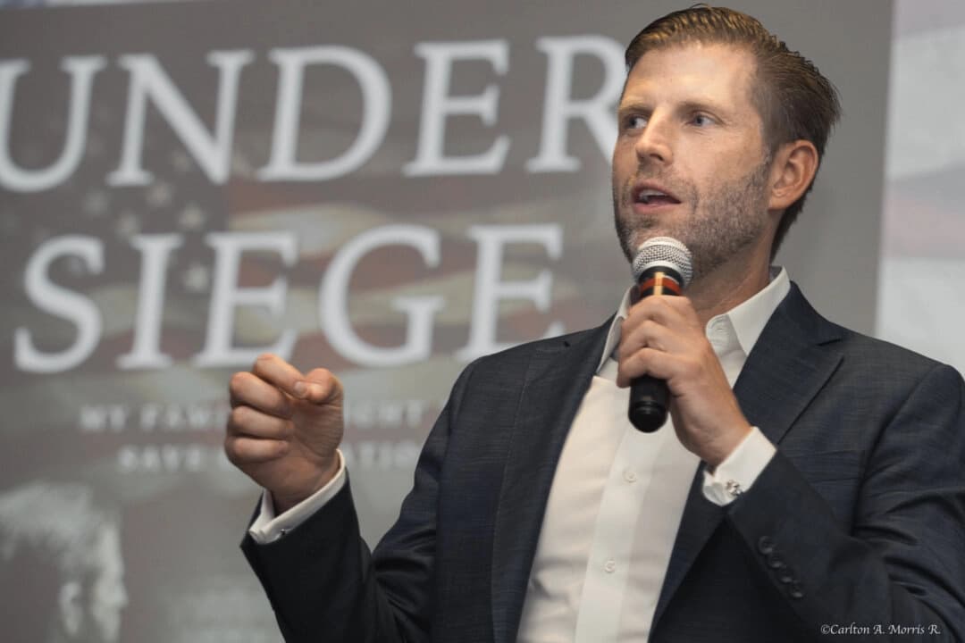 Eric Trump, hijo del presidente Donald Trump, habla sobre su nueva autobiografía, "Bajo asedio: la lucha de mi familia para salvar nuestra nación", en el Club 47 USA, un club de fans de Trump, en West Palm Beach, Florida, el 3 de noviembre de 2025. (Cortesía de Carlton A. Morris)