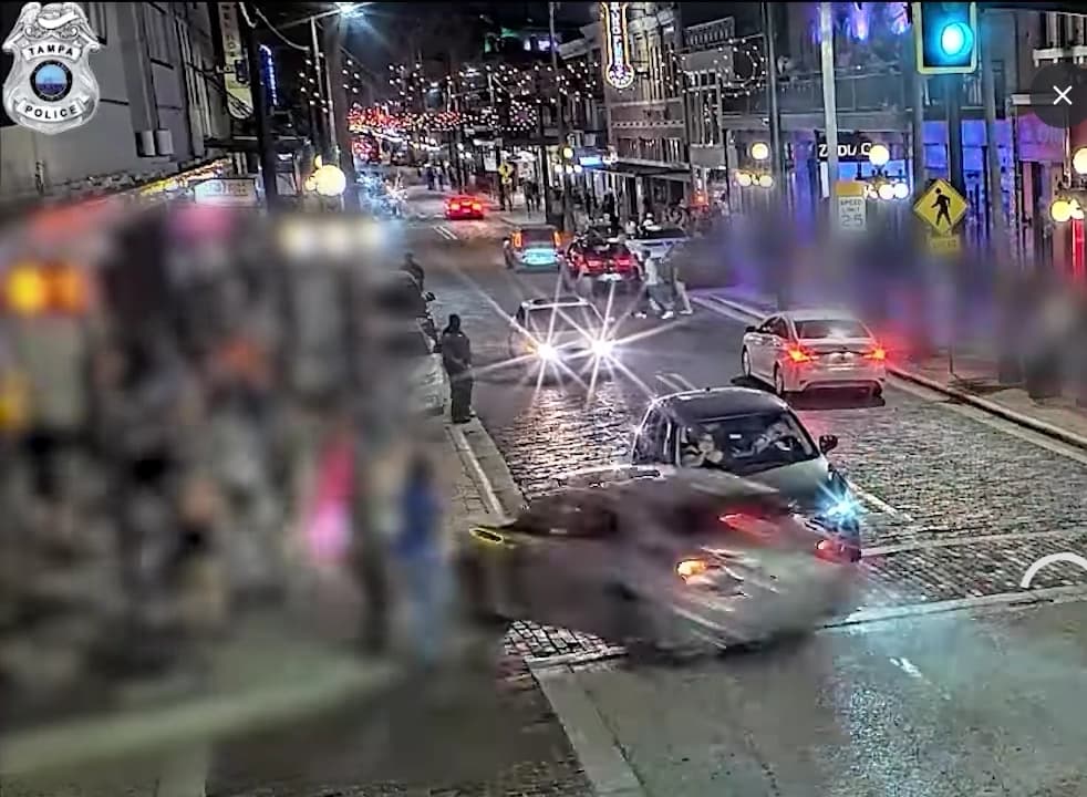 Un Toyota Camry plateado se estrelló contra un bar poco después de la medianoche en Tampa, Florida, el 8 de noviembre de 2025. (Captura de pantalla vía The Epoch Times/YouTube/Departamento de Policía de Tampa)