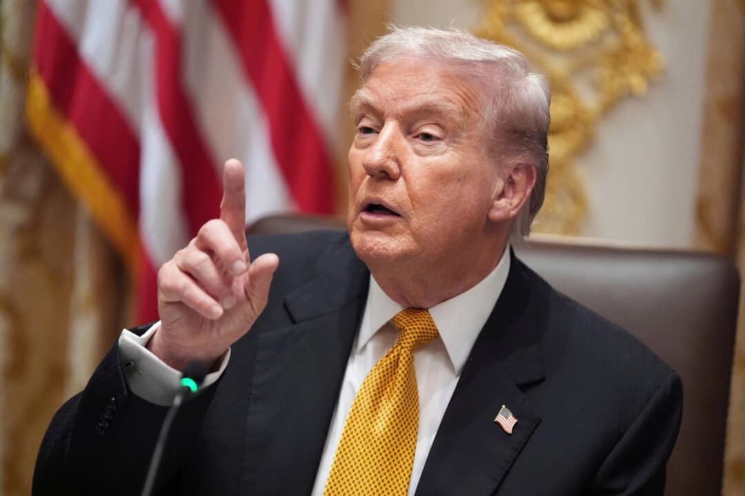 Trump propone redirigir fondos del seguro médico directamente a los estadounidenses