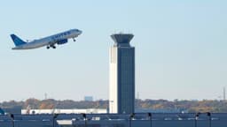 United Airlines recortará vuelos ante posible aumento del petróleo por encima de 100 dólares hasta 2027