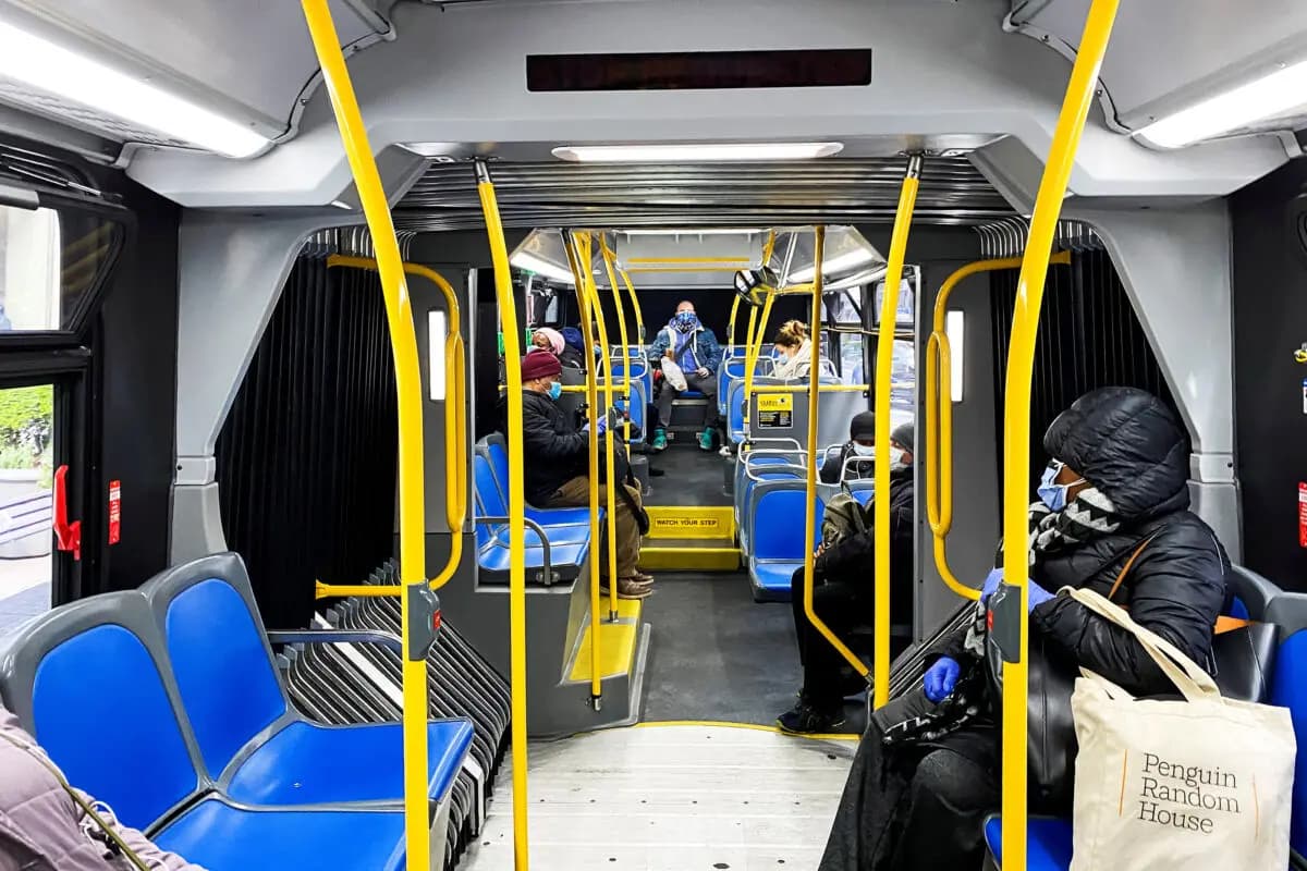 Personas viajan en un autobús de la MTA durante la pandemia en la ciudad de Nueva York el 22 de abril de 2020. (Eduardo Muñoz/Reuters)