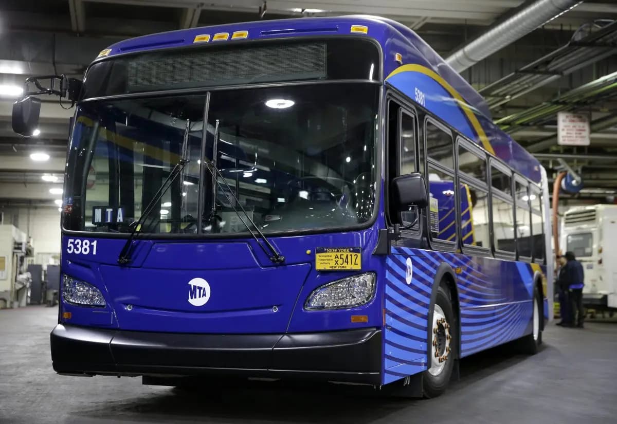 Un nuevo autobús de la MTA se exhibe durante una rueda de prensa en una estación de autobuses de la ciudad de Nueva York el 17 de mayo de 2016. (AP Photo/Seth Wenig)
