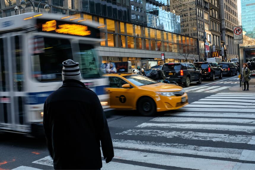 Un peatón espera para cruzar la calle mientras el tráfico circula por el centro de Manhattan, el 25 de enero de 2018 en la ciudad de Nueva York. (Foto de Drew Angerer/Getty Images)