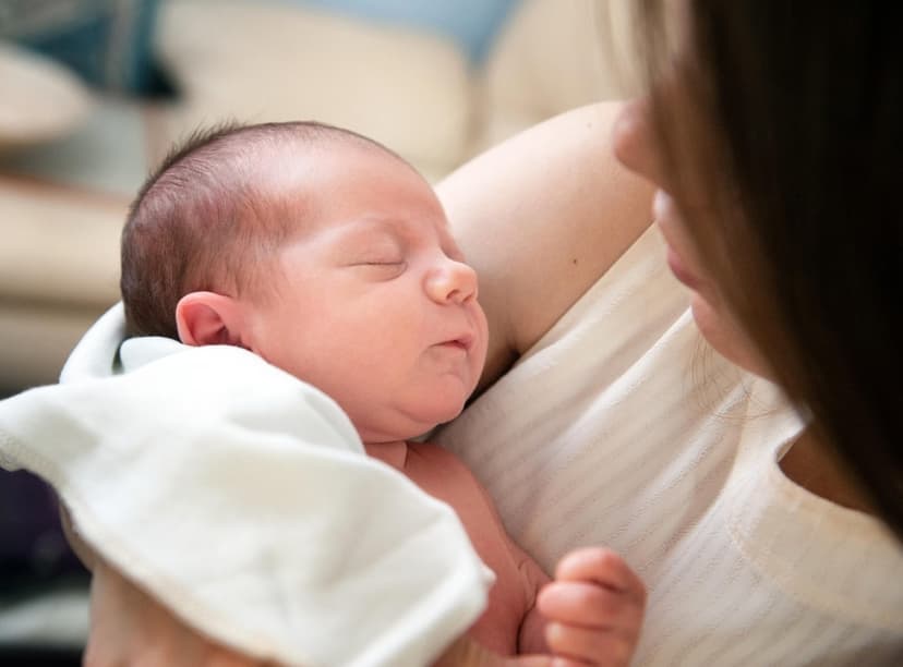 Bebé en brazos de su madre. (Iuliia Bondarenko/Pixabay)