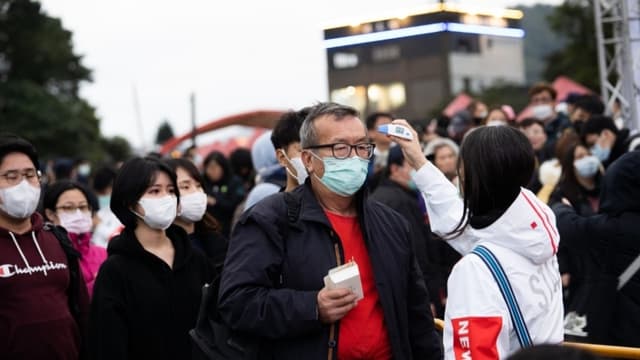 Personas tomándose la temperatura en las calles. (Vuong Viet/Pixabay)