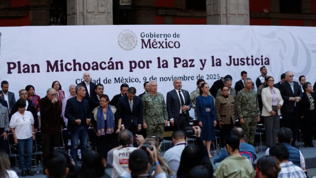 El fiscal general de México, Alejandro Gertz Manero, ofrece una rueda de prensa en Ciudad de México el 29 de abril de 2025. La Fiscalía General de México descartó el martes que un centro de operaciones de narcotráfico, descubierto en el estado occidental de Jalisco, hubiera funcionado como lugar de ejecuciones sistemáticas. (Foto de ALFREDO ESTRELLA/AFP a través de Getty Images)