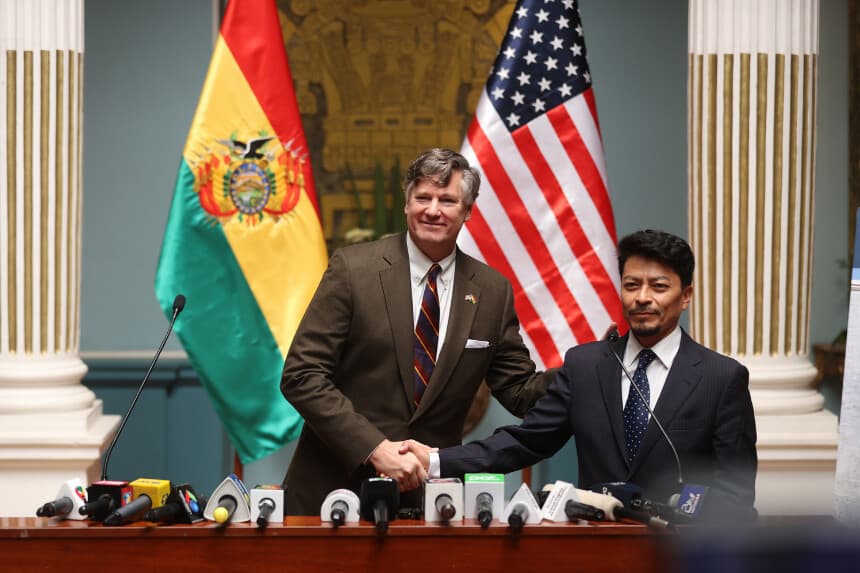 El subsecretario de Estado de Estados Unidos, Christopher Landau (i) y el representante del estado de Bolivia, Fernando Aramayo, participan este domingo en un acto de entrega por parte del Gobierno estadounidense, de medicamentos contra el VIH para 18 mil bolivianos en La Paz (Bolivia). (EFE/Luis Gandarillas)