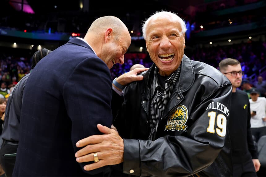 Lenny Wilkens, ex entrenador jefe de los Seattle Sonics, saluda a los demás antes del Rain City Showcase, un partido de pretemporada de la NBA entre los LA Clippers y los Utah Jazz, celebrado en el Climate Pledge Arena el 10 de octubre de 2023 en Seattle, Washington. (Foto de Steph Chambers/Getty Images)