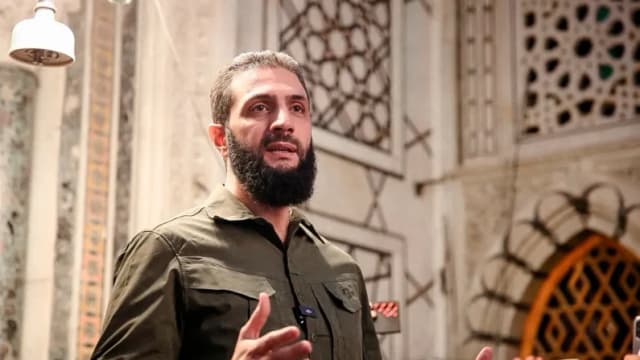 El líder del grupo islamista sirio Hayat Tahrir al-Sham (HTS), Ahmed al-Sharaa, se dirige a una multitud en la mezquita omeya de Damasco, Siria, el 8 de diciembre de 2024. (Aref Tammawi/AFP)