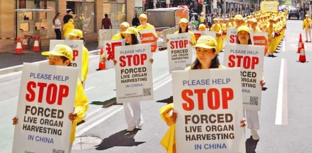 Practicantes de Falun Dafa participan en un desfile en Sídney, Australia, el 10 de octubre de 2025. (Wang Nan/NTD TV)