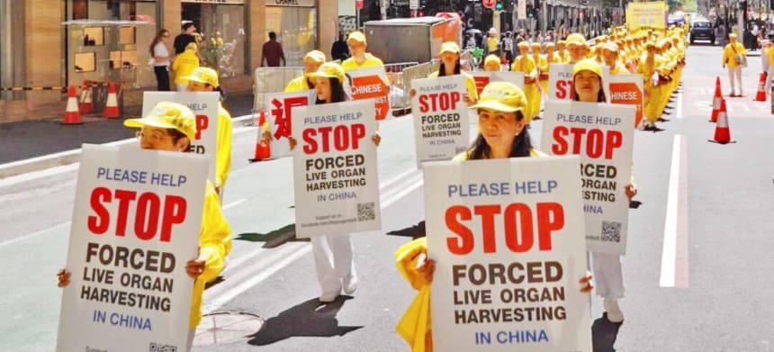 Practicantes de Falun Dafa participan en un desfile en Sídney, Australia, el 10 de octubre de 2025. (Wang Nan/NTD TV)