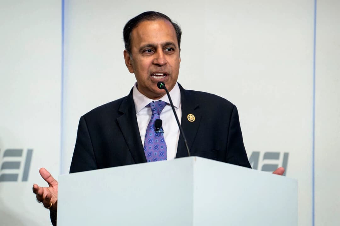 El representante Raja Krishnamoorthi (D-Ill.), miembro de mayor rango del Comité Selecto de la Cámara de Representantes sobre la Competencia Estratégica entre Estados Unidos y el PCCh, intervino en el American Enterprise Institute (AEI) en Washington el 25 de septiembre de 2024. (Madalina Vasiliu/The Epoch Times)