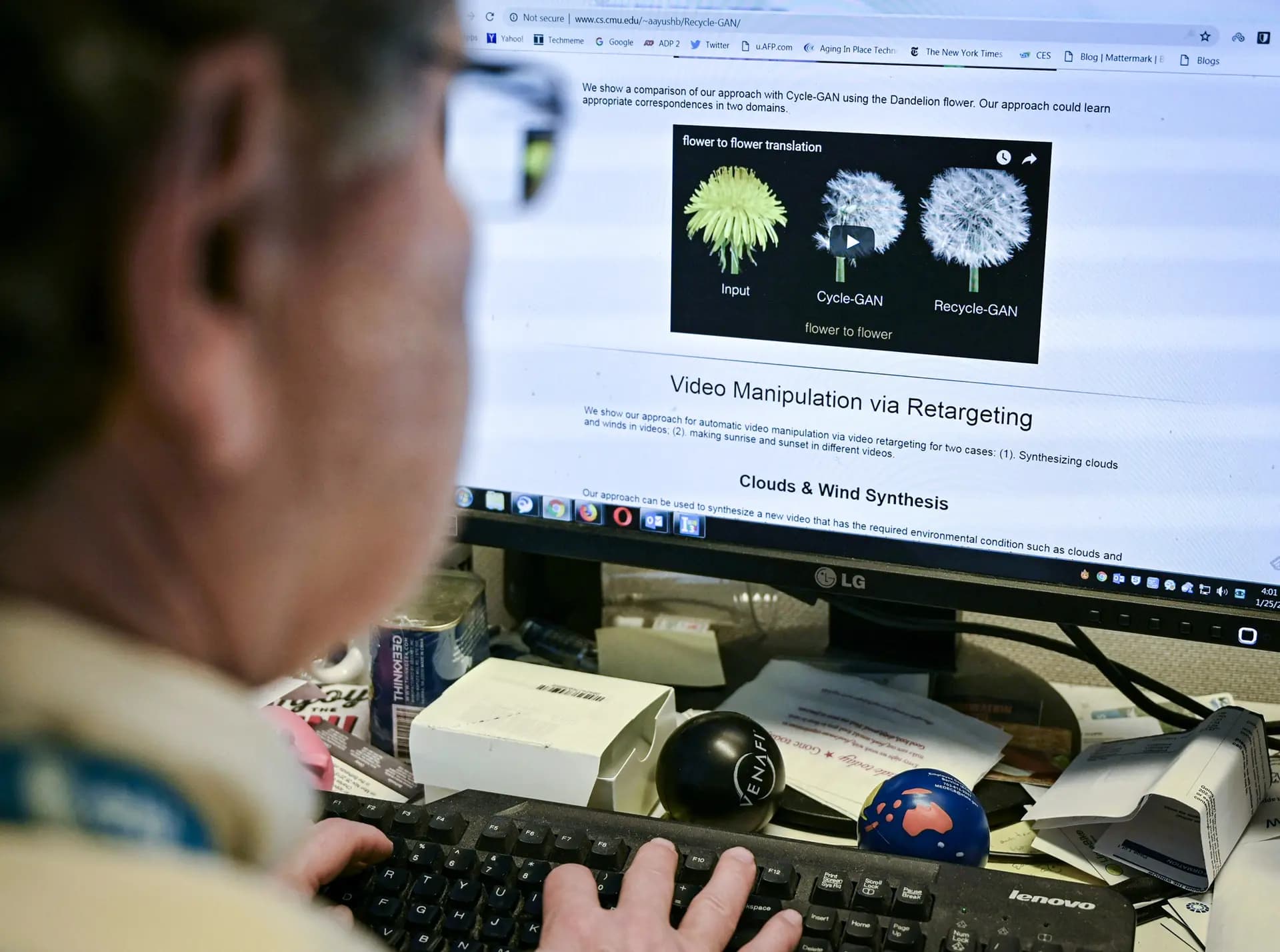 Una persona ve un ejemplo de un video "deepfake" manipulado mediante inteligencia artificial, creado por investigadores de la Universidad Carnegie Mellon, en Washington, el 25 de enero de 2019. Una de las principales preocupaciones con respecto a la investigación creada por IA, ya sea con ayuda humana o sin ella, es que la desinformación podría utilizarse para la "manipulación estratégica", según los investigadores. (Alexandra Robinson/AFP a través de Getty Images).