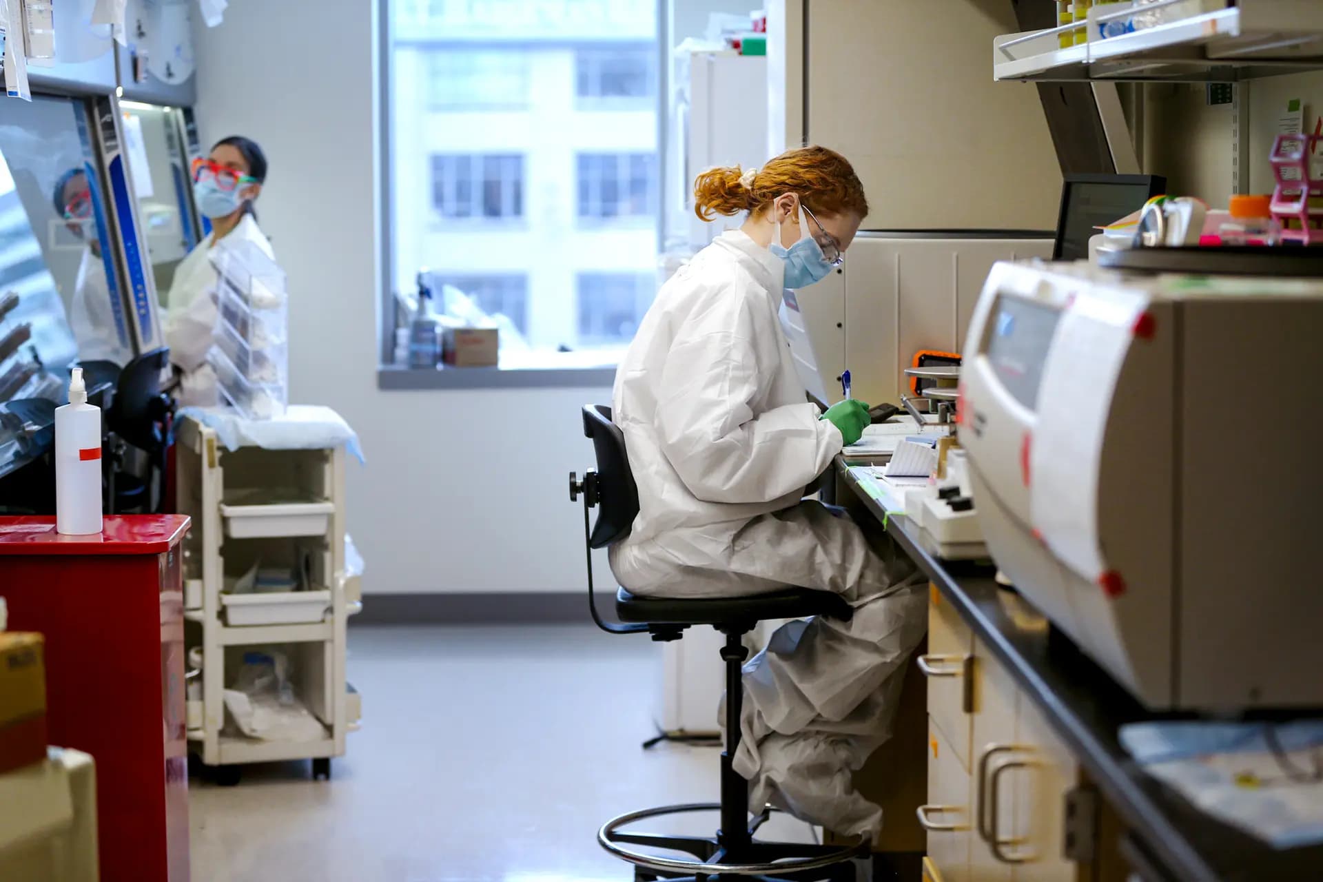 Investigadores científicos desarrollan una vacuna de ARN replicante en un laboratorio de microbiología de la Facultad de Medicina de la Universidad de Washington en Seattle, el 10 de diciembre de 2020. Los expertos advierten que las universidades se enfrentan ahora a un mayor riesgo de robo de propiedad intelectual por parte de ciberataques de Estados-nación potenciados por la inteligencia artificial. (Karen Ducey/Getty Images).
