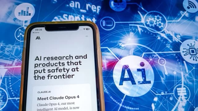 Ilustración de Anthropic, una empresa estadounidense dedicada a la inteligencia artificial, el 1 de agosto de 2025. Michal Prywata advierte que los datos fabricados por la inteligencia artificial que se publican pueden entrenar nuevos modelos, creando un círculo vicioso de desinformación. (Riccardo Milani/Hans Lucas/AFP a través de Getty Images)